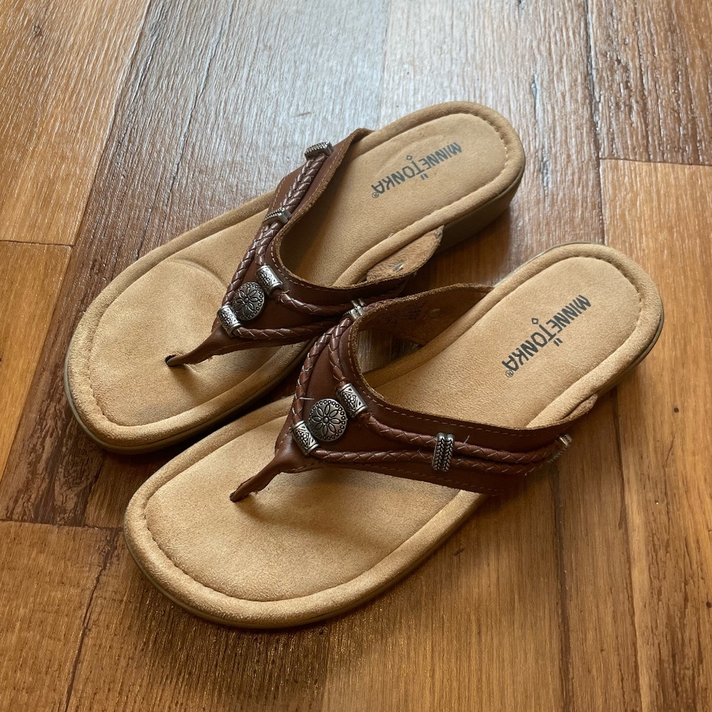 Minnetonka Womens Silverthorne Tan Leather Thong Sandals Size 8